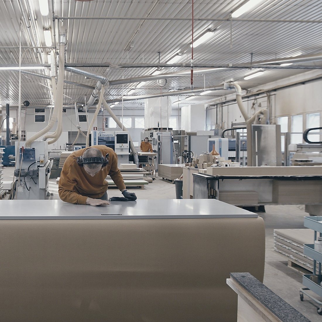 Kalusteiden valmistusta omalla tehtaalla
